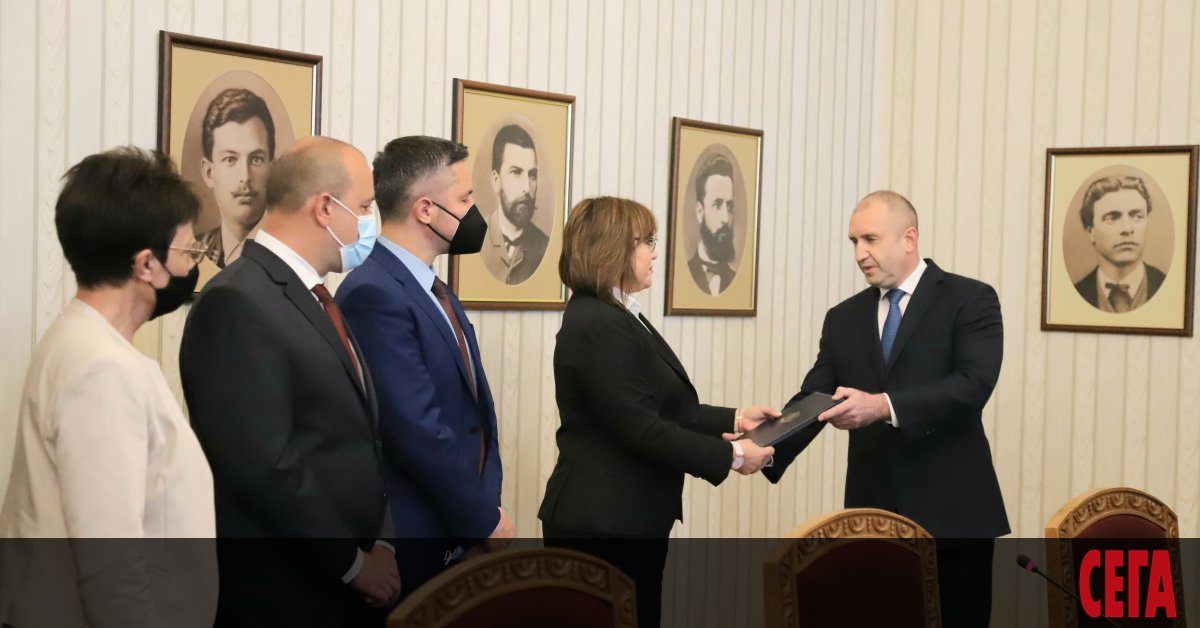 Президентът Румен Радев връчи днес на БСП третия мандат за