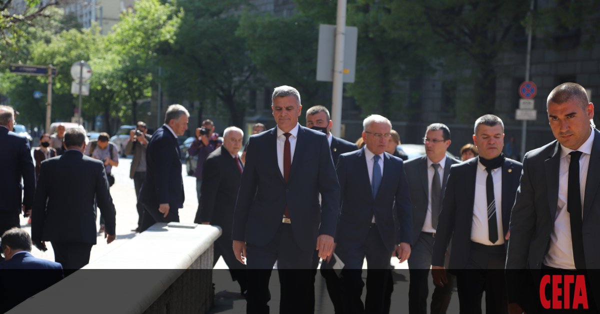 След представянето на служебното правителство, новият премиер Стефан Янев се