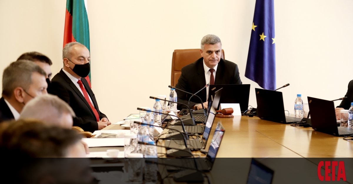 Шефовете на спецслужбите, макар и отпускари до септември, най-сетне днес са