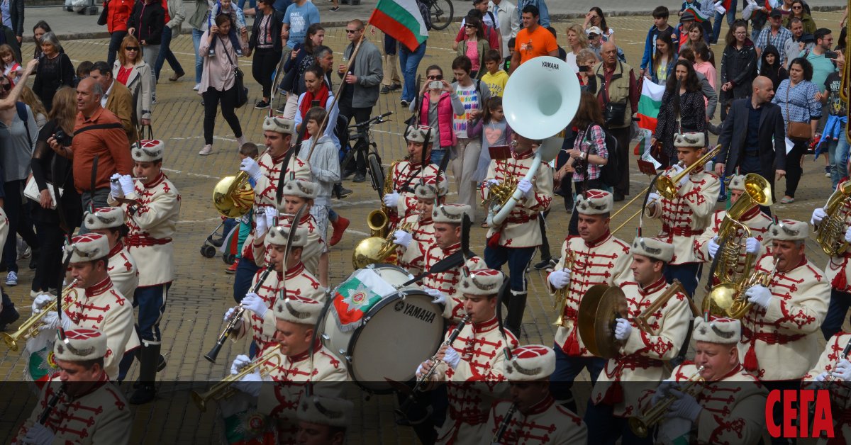 Върви, народе възродени е най-възторженият химн, за който се сещаме