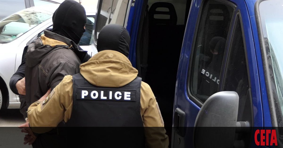 Само двама от 7-те полицаи, които бяха задържани в Пловдив при мащабна