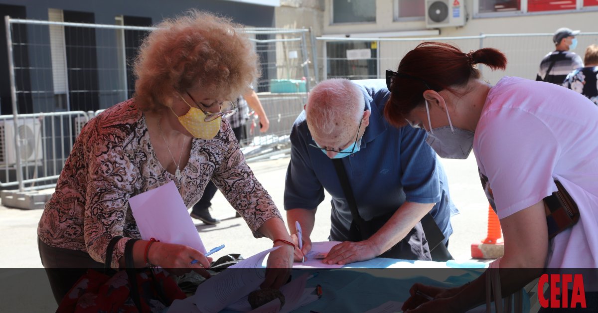 Очаква се днес здравните власти да решат дали зелените коридори