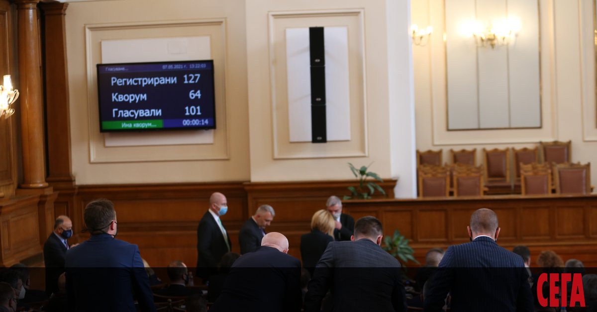 Заседанието на парламента продължава с безсмислени решения, които не могат
