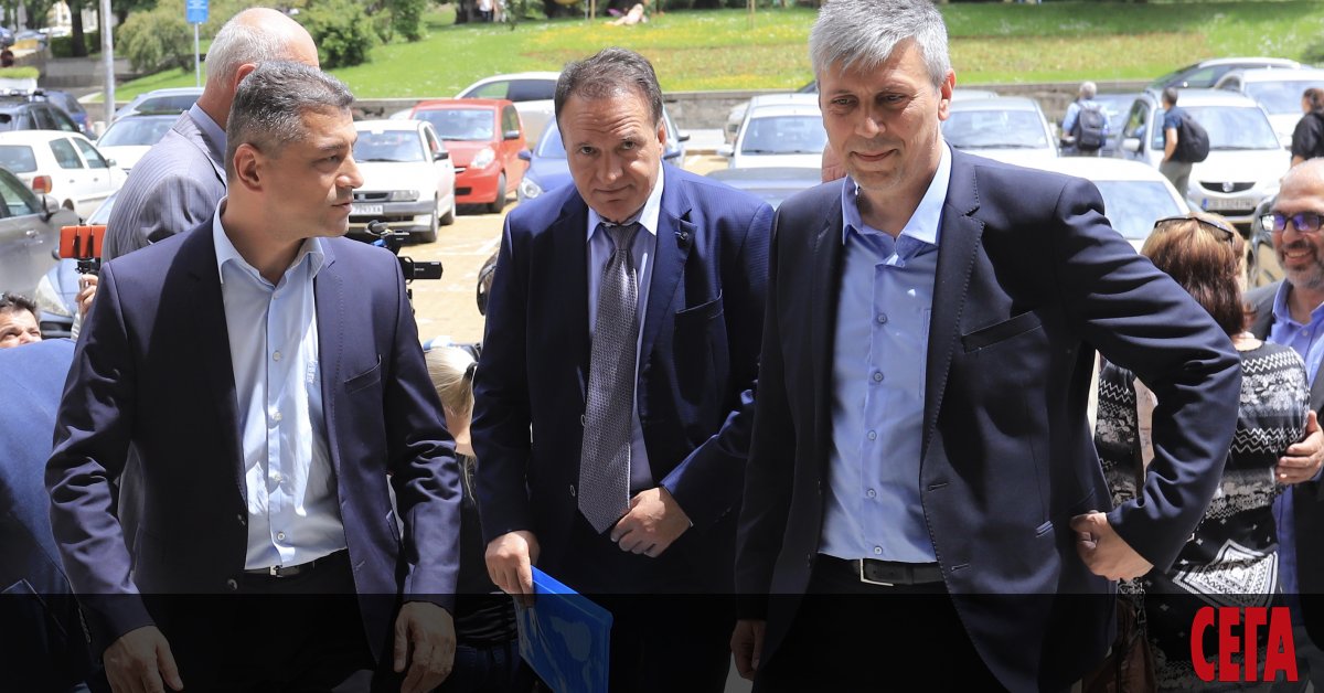 Стотици българи, които не са между живите, се оказаха сред