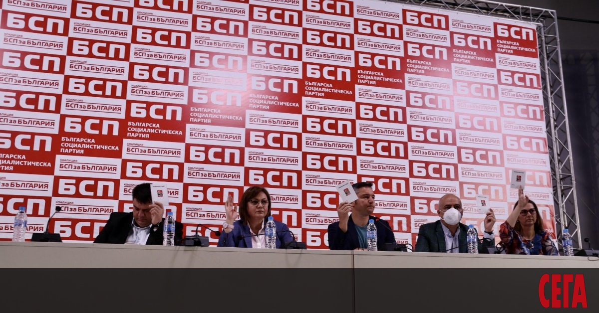 Лидерът на БСП-Варна Борислав Гуцанов и острието на партията по