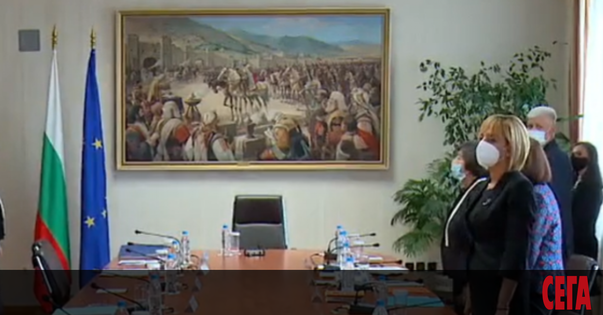 Президентът Румен Радев стартира малко след 14 часа днес консултациите