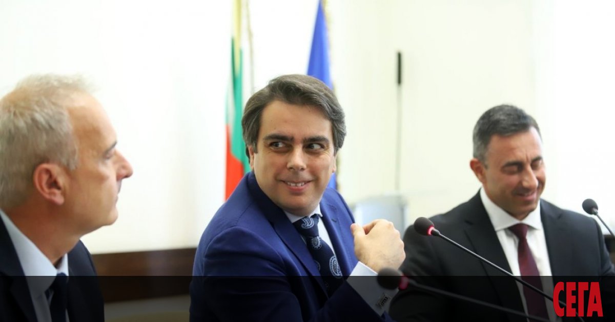 Очевидно кукловодите смятат, че обществената памет съвсем е окъсяла. Иначе