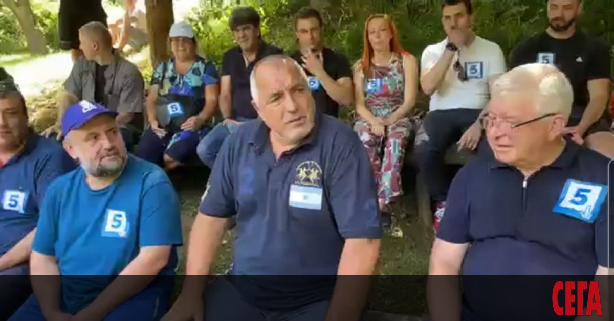 Горещините не попречиха на бившия премиер Бойко Борисов и днес да