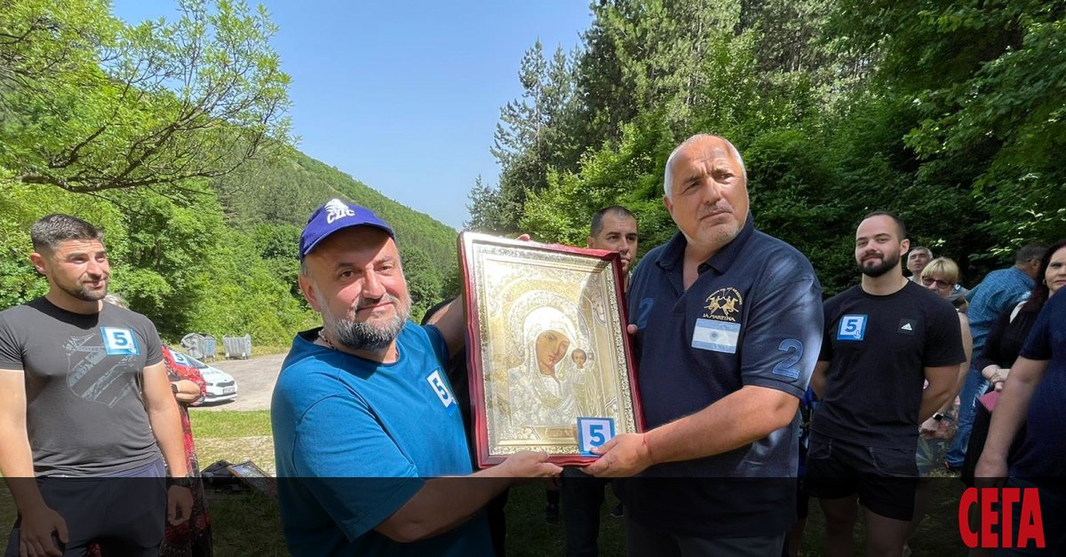 Горещините не попречиха на бившия премиер Бойко Борисов и днес да