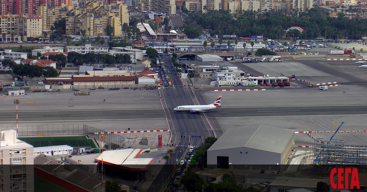 Гибралтар е един от последните бастиони на Британската империя. Крайбрежните