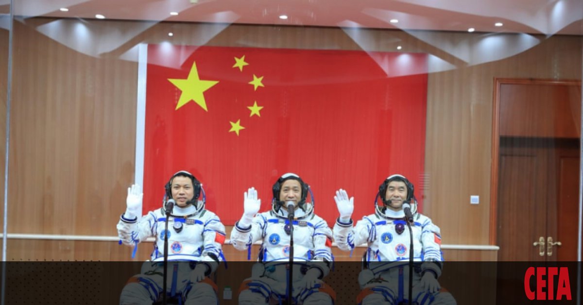 Китайският космически кораб Шънджоу 12 с трима астронавти на борда пристигна на
