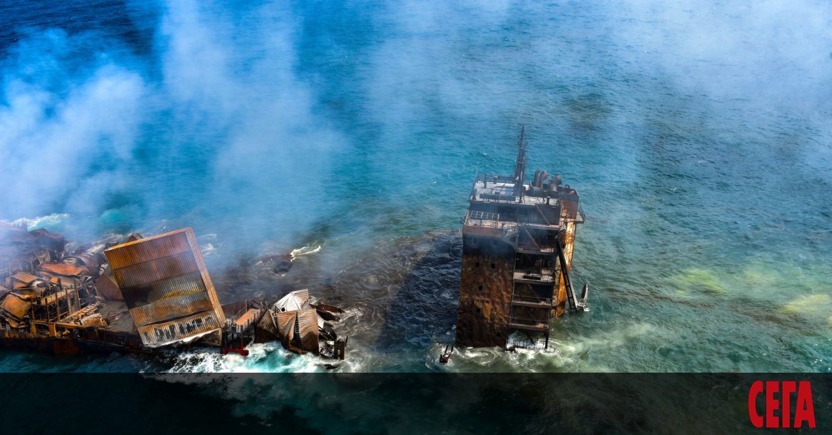 Пълен с химикали товарен кораб потъна край бреговете на Шри