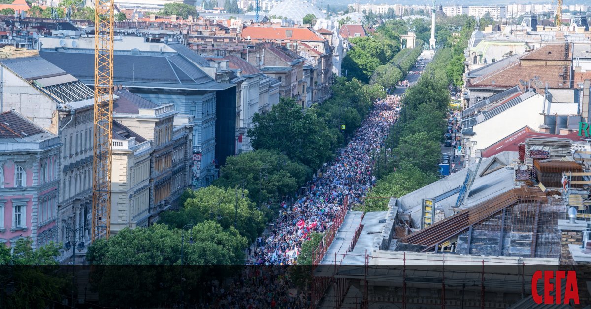 Хиляди се събраха на протест в Будапеща в знак на