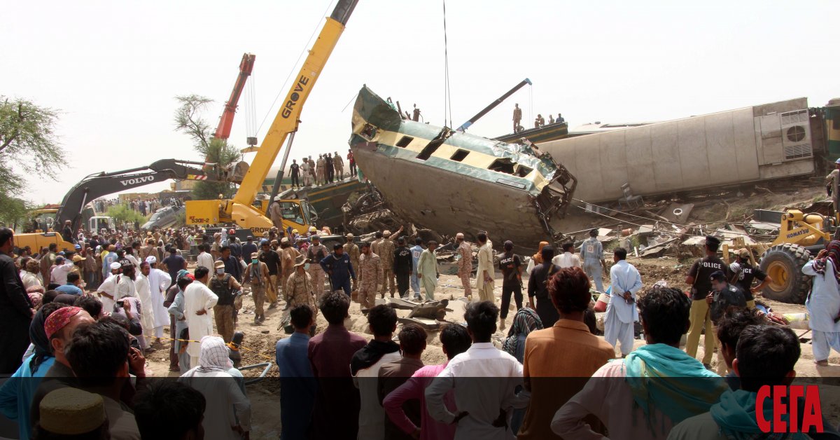 Два пътнически влака са се сблъскали в близост до град