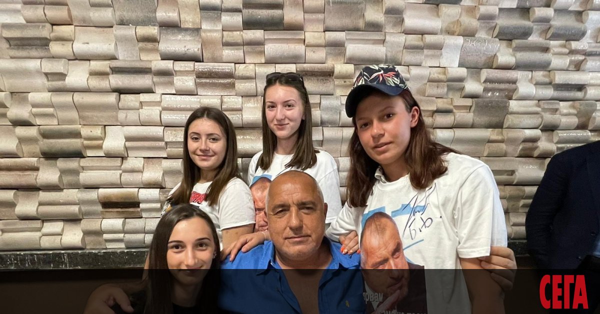 Заради все по-честото включване на деца в предизборната му кампания,