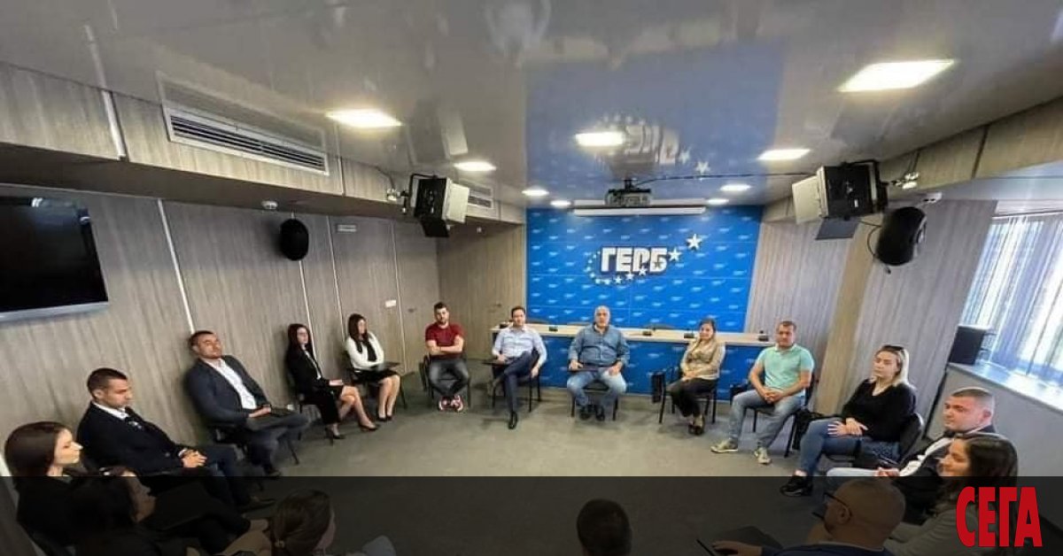 Лидерът на ГЕРБ Бойко Борисов продължава срещите си с младежи