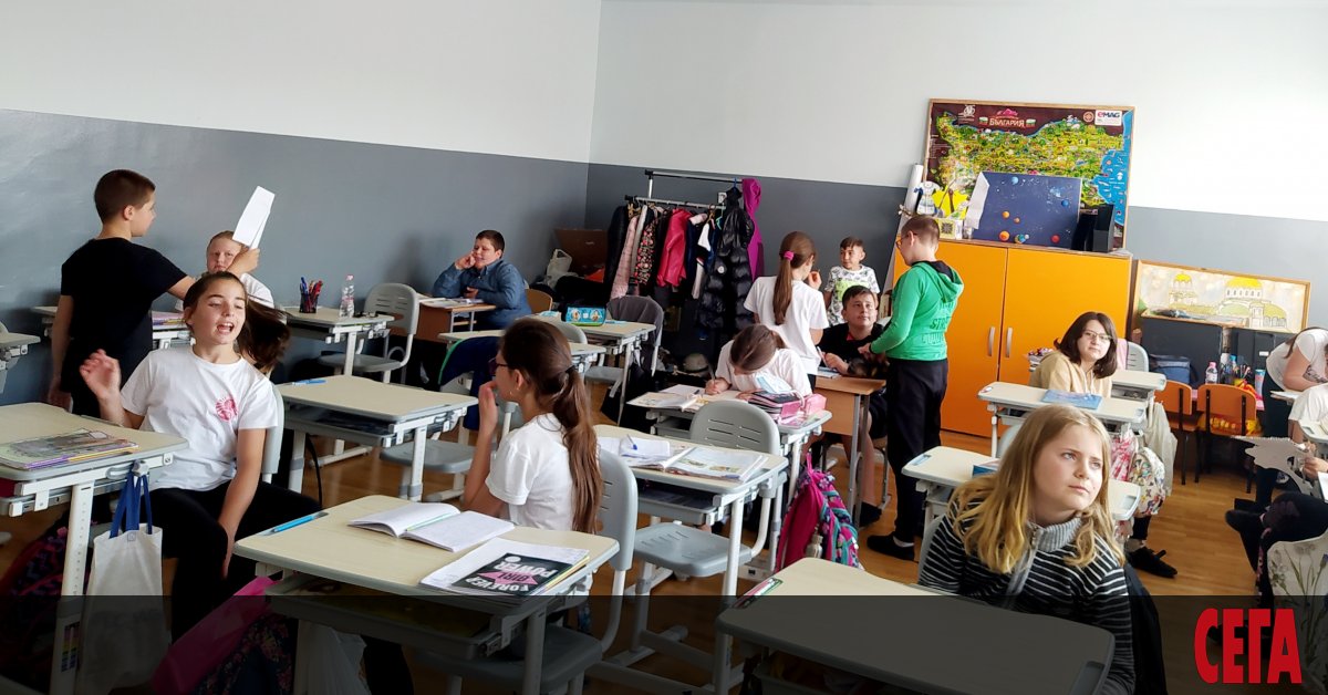 Хоризонтът за присъствено обучение за гимназистите става все по-далечен. Все