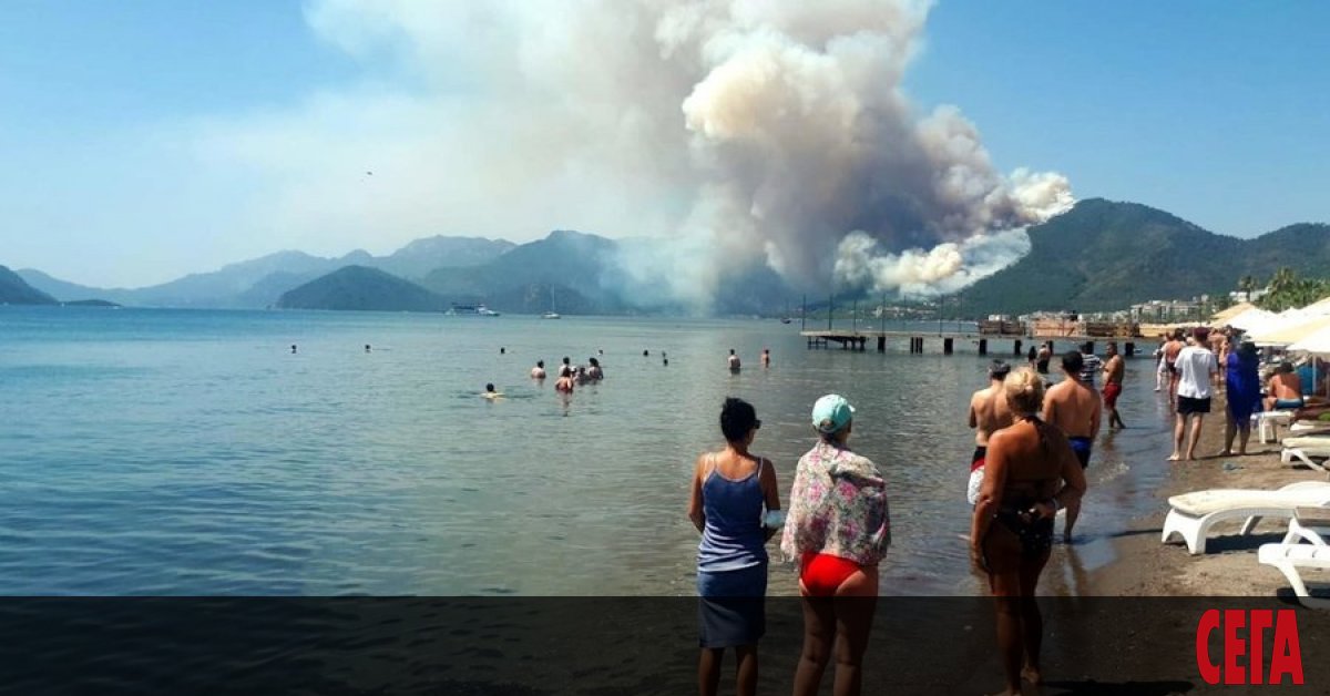 Голям пожар се разрази близо до плаж в турския курорт Мармарис (окръг