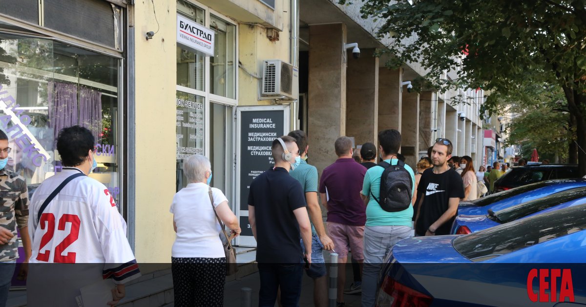 Заради наплива на желаещи да си подменят личните документи в