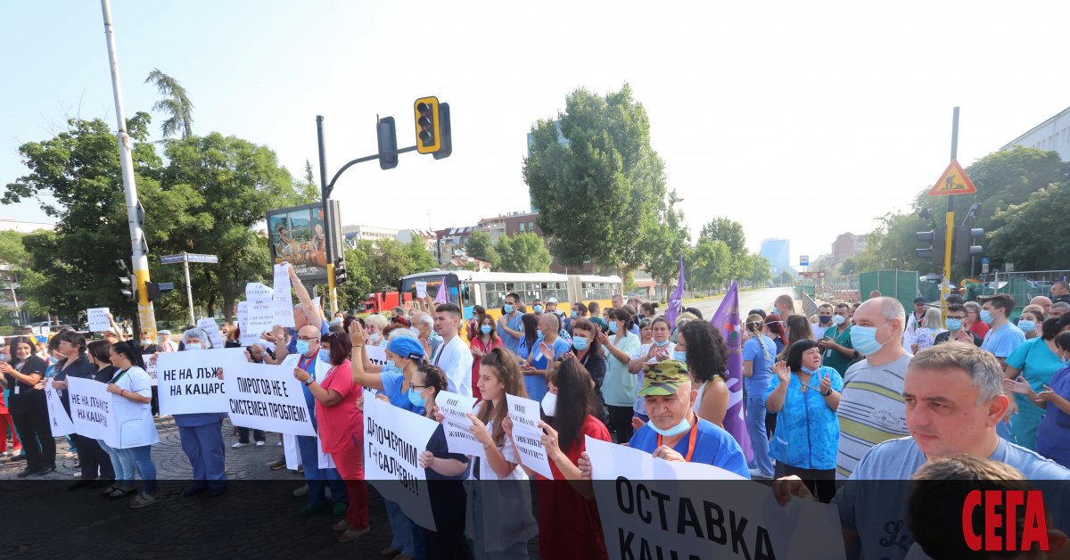 Лекарите от Пирогов излязоха днес на традиционния си вече протест.