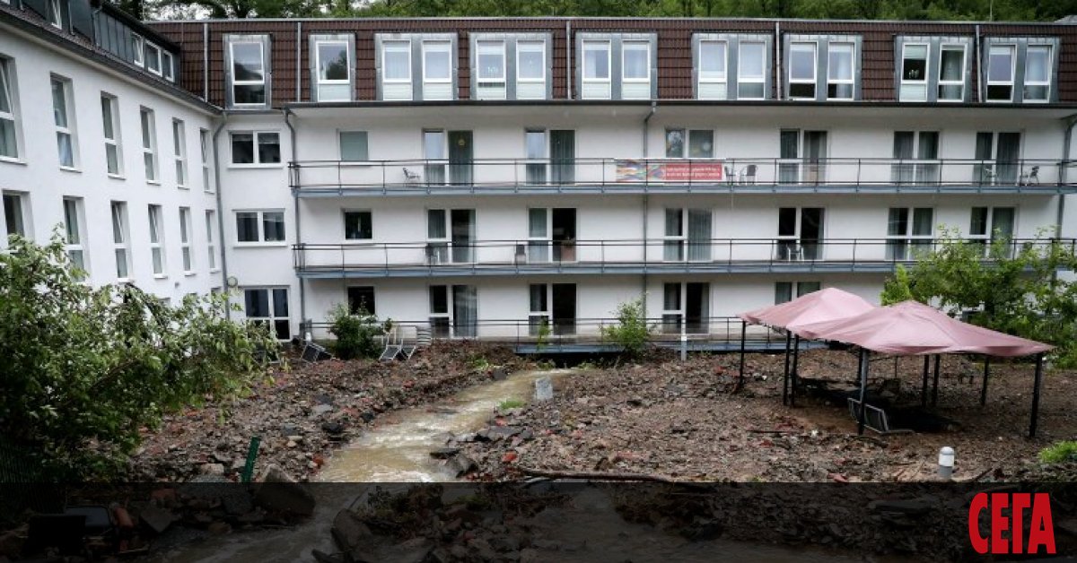 Най-малко петима души са загинали, а 30 са в неизвестност след