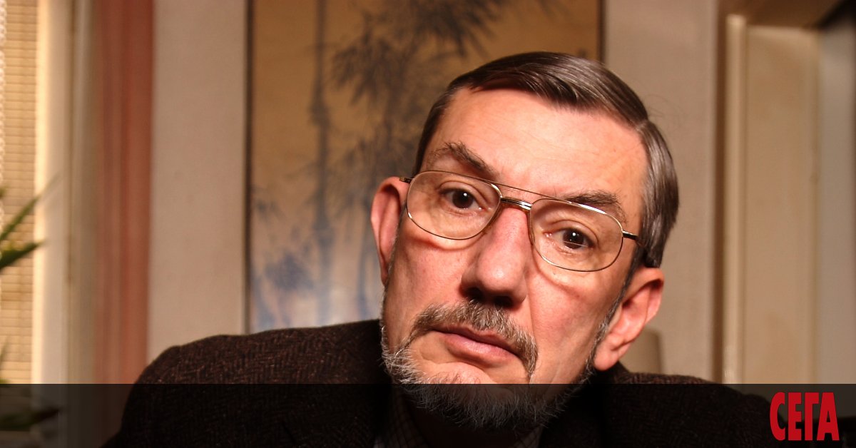 Иво Хаджимишев е роден през 1950 година в София. Баща