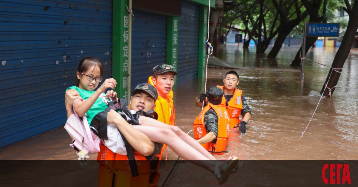 Близо 200 000 души са евакуирани от пострадалата от наводнения