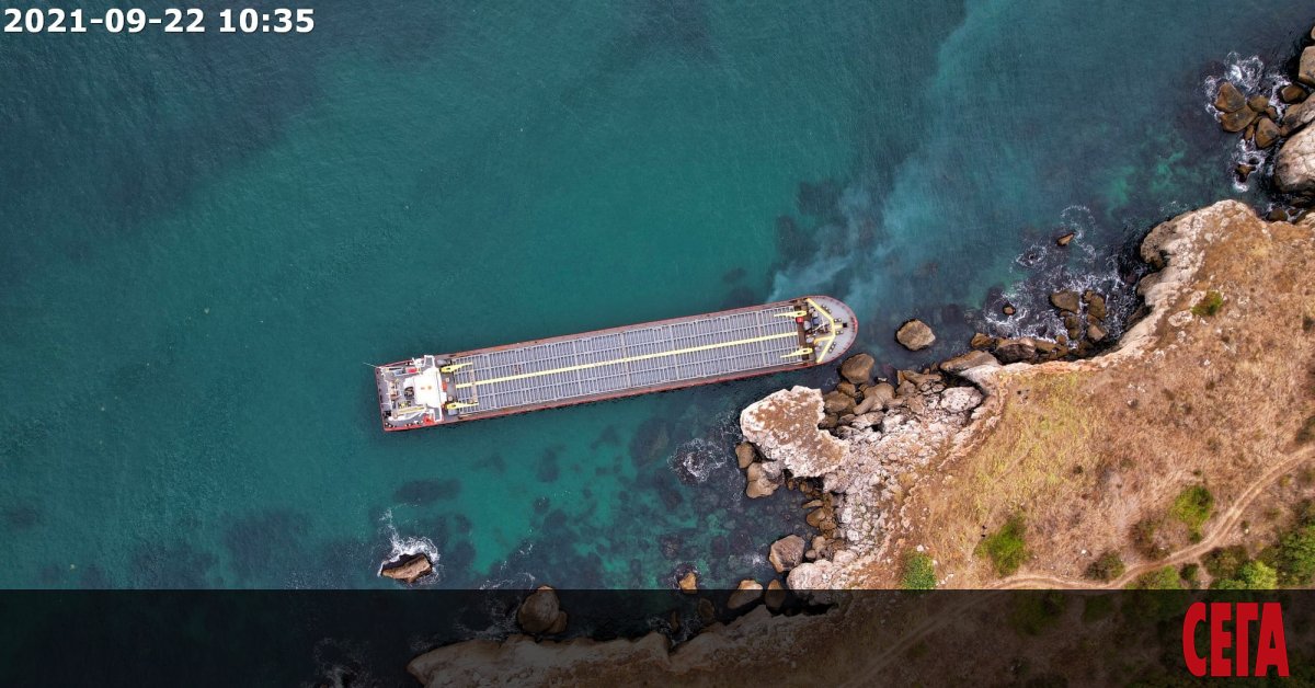 Акция по изтеглянето на заседналия край Камен бряг кораб Vera Su стартира