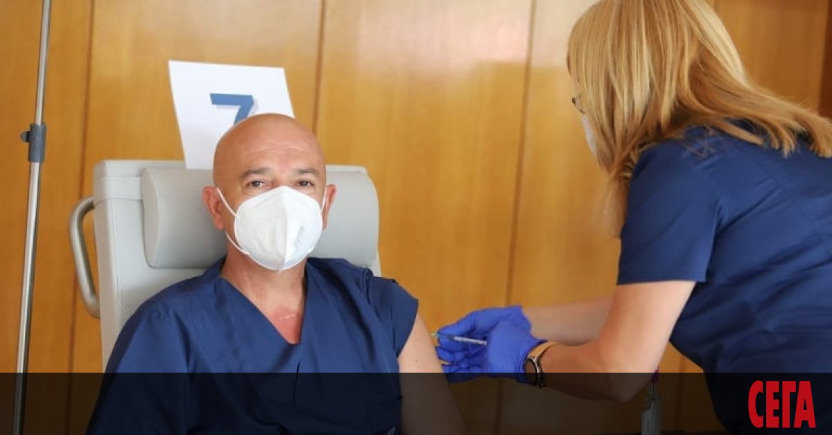 Първите българи с поставена трета доза ваксина срещу COVID-19 са