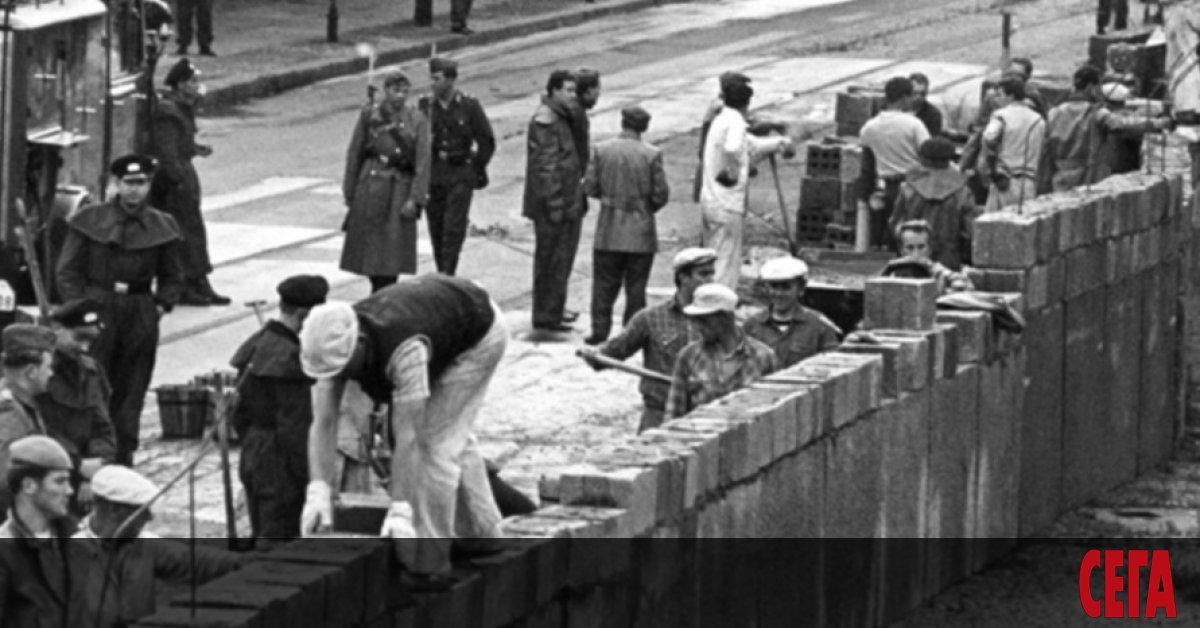 Когато Берлинската стена беше съборена през ноември 1989 г., това