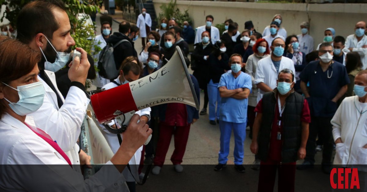 10 000 здравни работници в Гърция са отстранени от работа