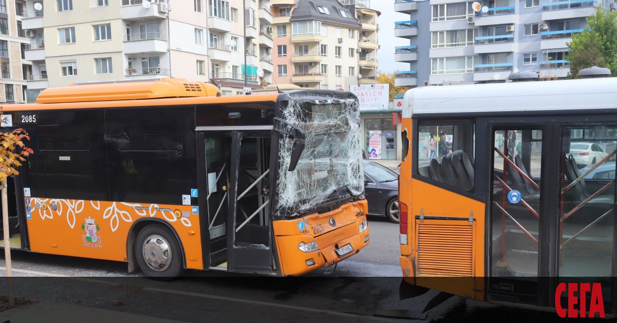 Два автобуса катастрофираха на бул. Тодор Каблешков в София, единият