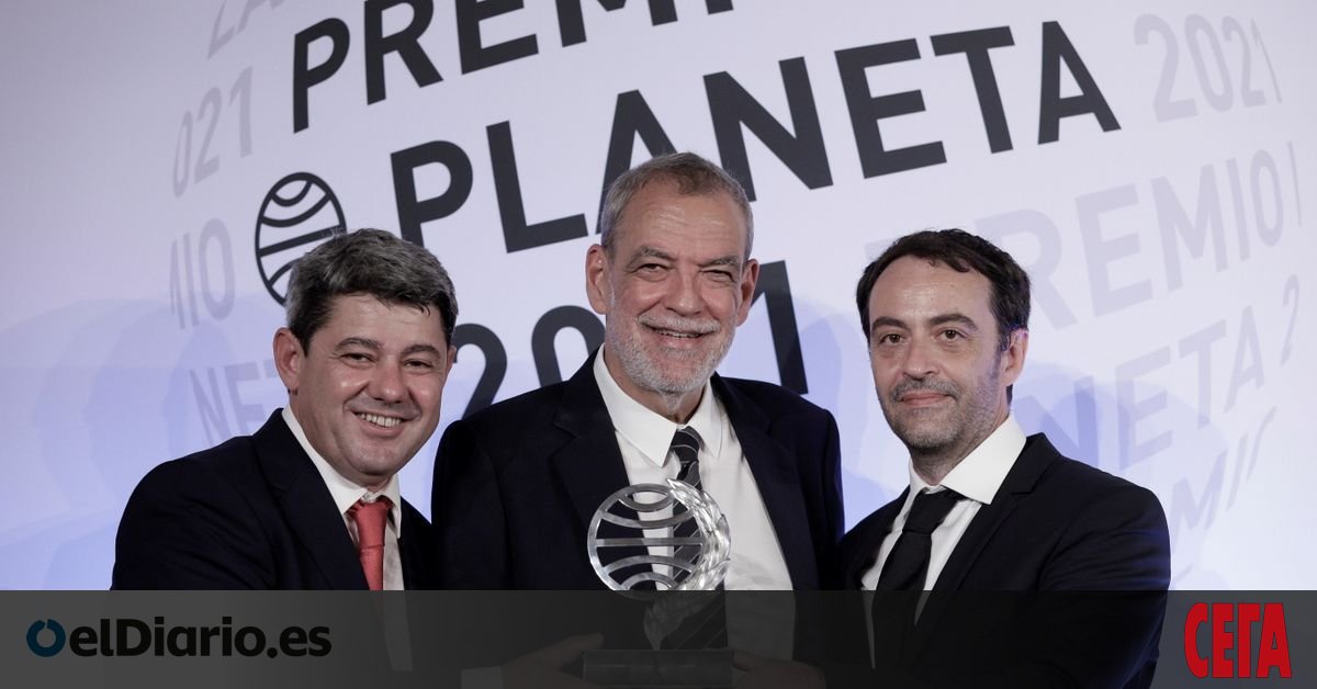 Кармен Мола е университетска преподавателка, майка на три деца, пишеща