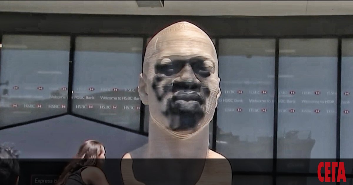 Неизвестно лице заля с боя бронзовия бюста на афроамериканеца Джордж Флойд, инсталиран временно на