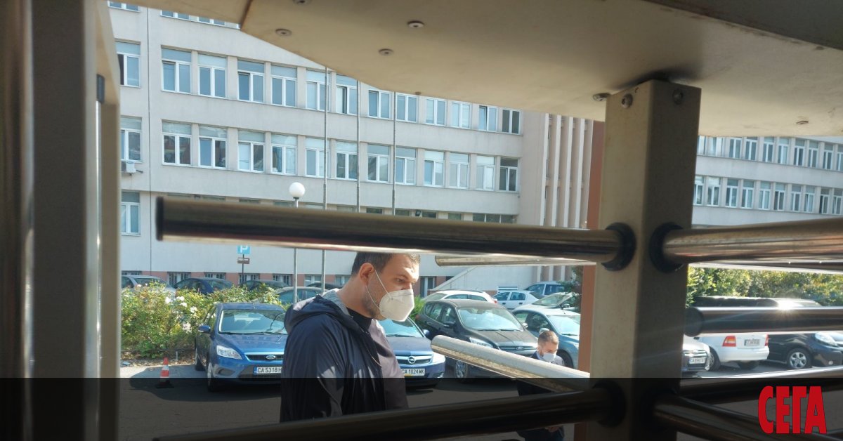 Делян Пеевски се появи в ДАНС. Той отказа да отговори