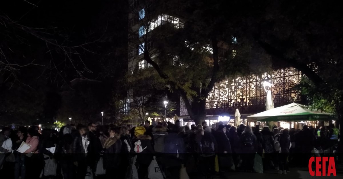 Дълги опашки се извиха при предаването на изборните протоколи. Около