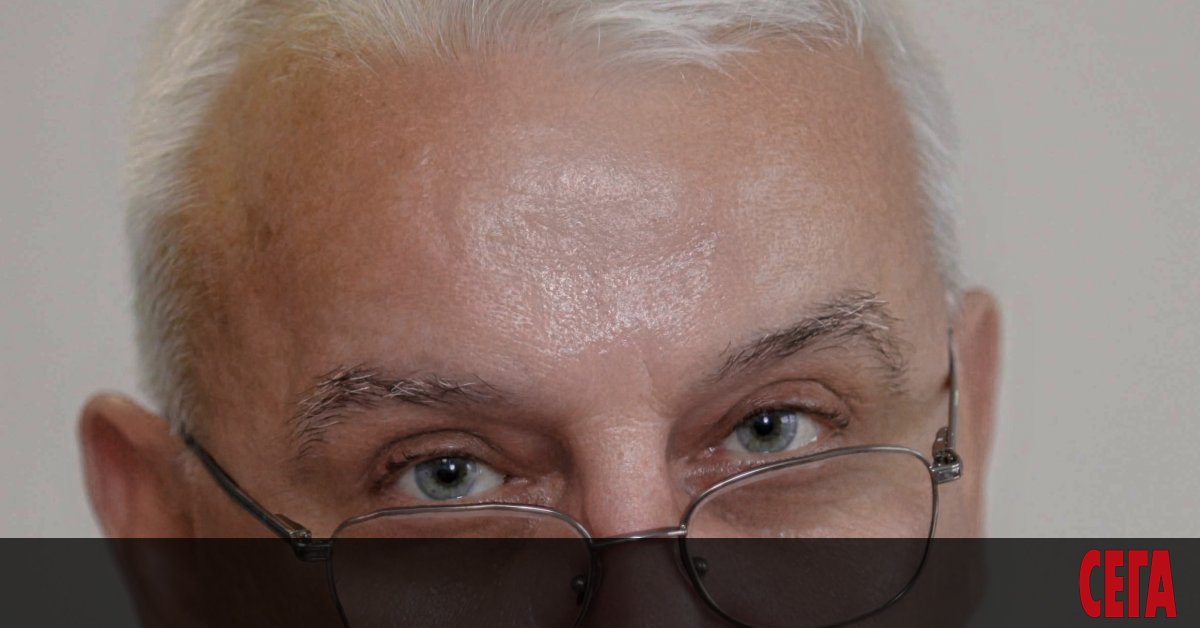 Олег Попов е един от най-добрите български фоторепортери. 45 години