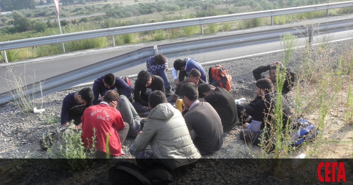 Десетки мигранти от Афганистан, главно младежи между 14 и 18