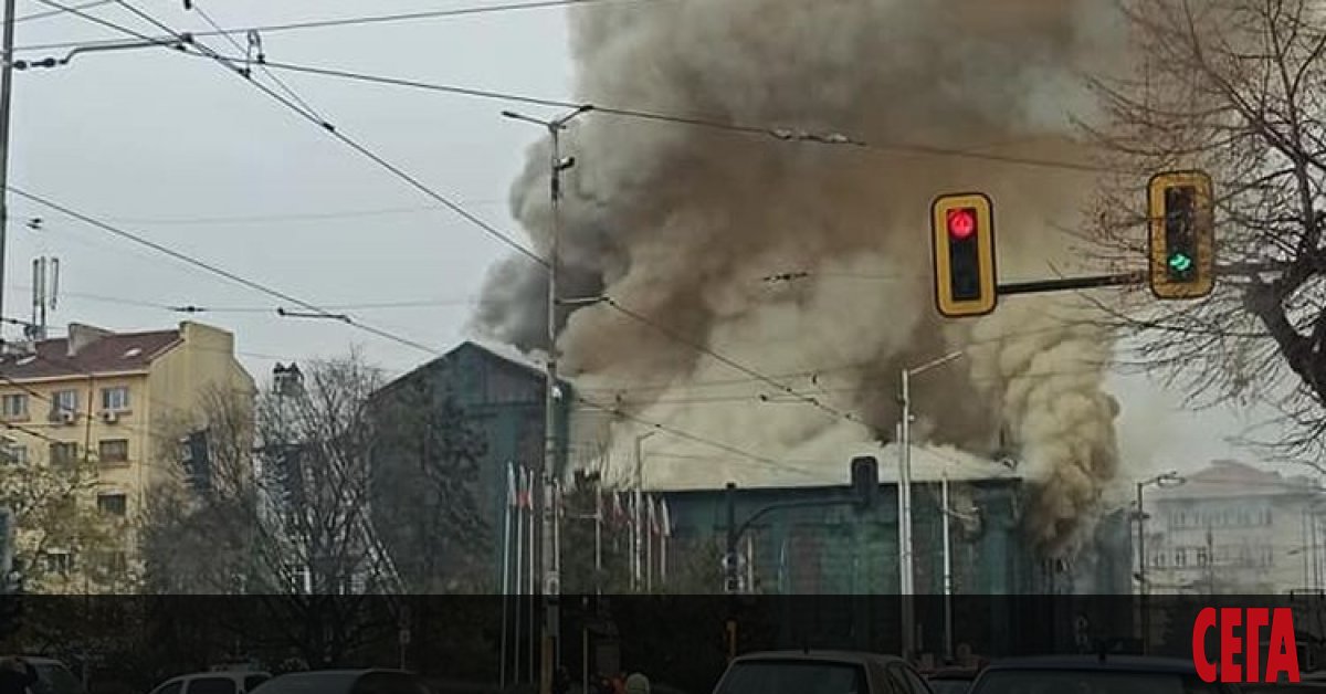 Голям пожар избухна в емблематична сграда в центъра на София,