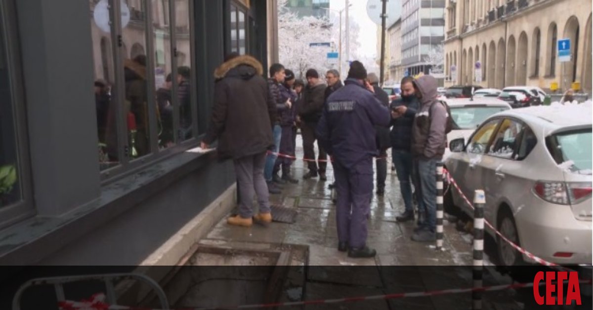 Бременна жена пропадна в шахта до Централна поща в София.