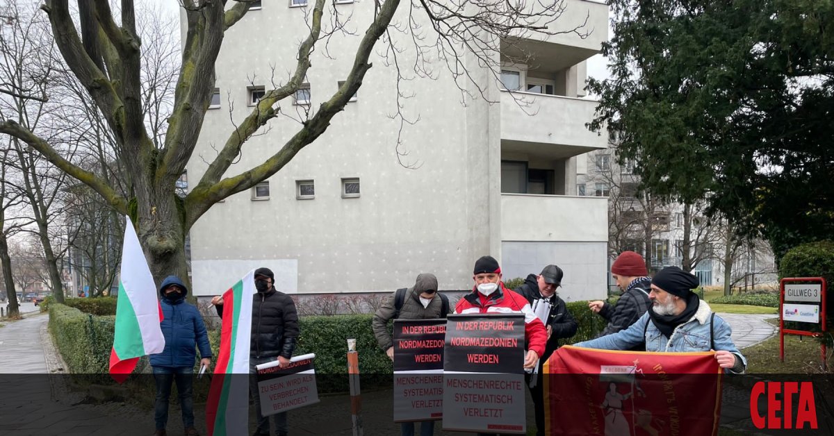 Десетки българи се събраха на първия от трите протеста, организирани