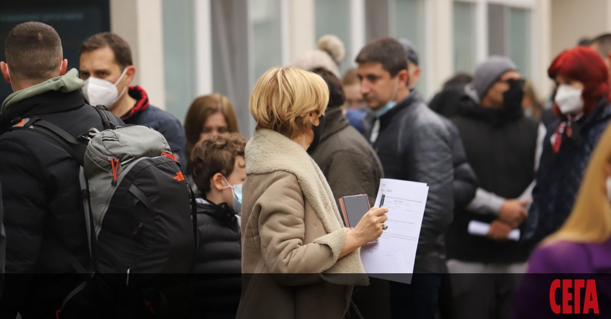 Опашки за ваксини се извиха през последните дни пред столичните