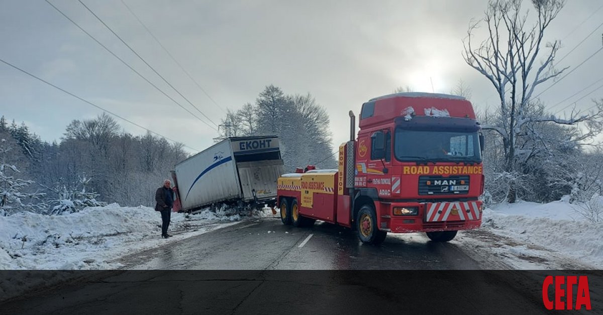 Катастрофа затрудни придвижването на автомобили към Банско точно в деня,