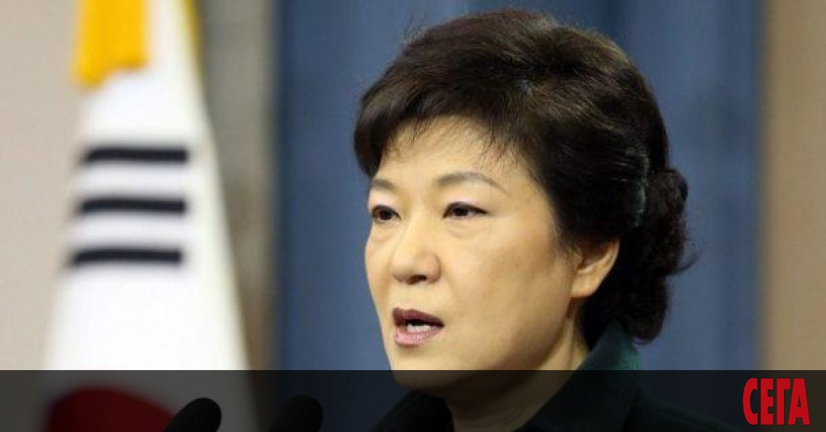 Президентът на Южна Корея Мун Дже-ин помилва бившия държавен глава