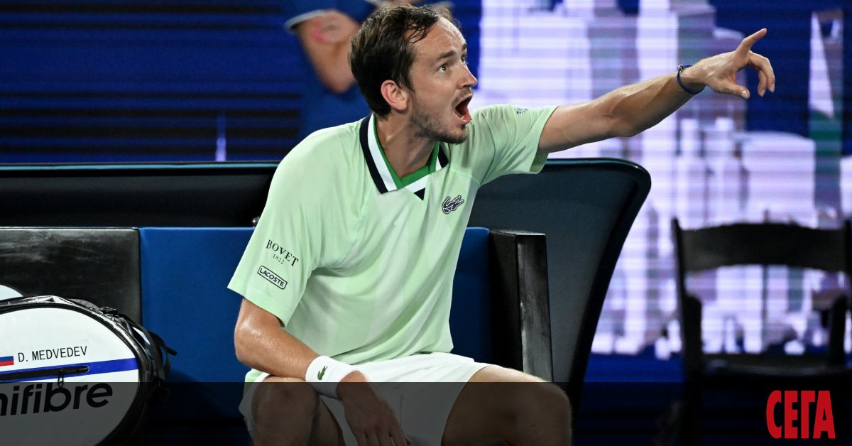 Световният №2 в тениса Даниил Медведев бе наказан от австралийската