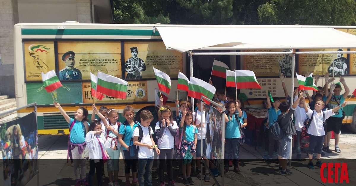 Село след село, град след град Ивайло Шопски ни среща с героите