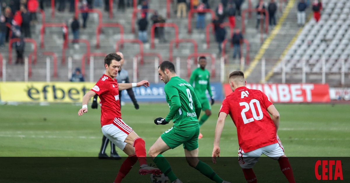 Рейтингът на българското футболно първенство бавно, но упорито, се срива.
