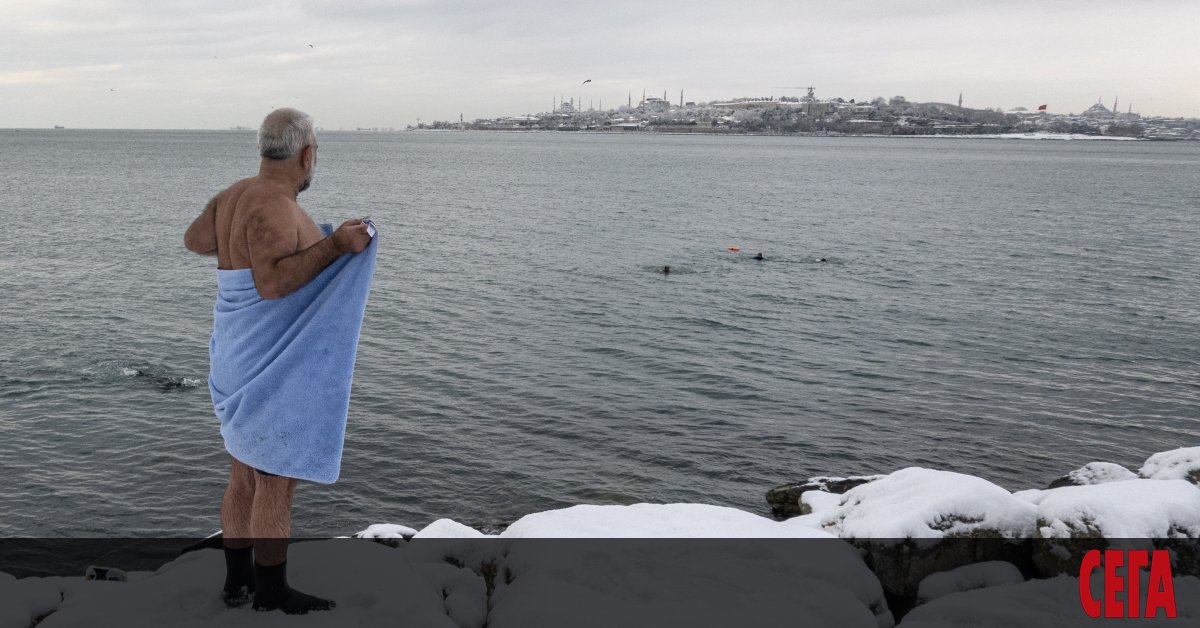 Най-обилните снеговалежи, наблюдавани от десетилетия насам, поставиха живота в Истанбул на пауза.