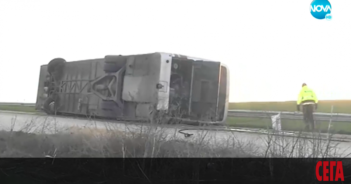 Автобус се е обърнал между селата Червена вода и Ново село