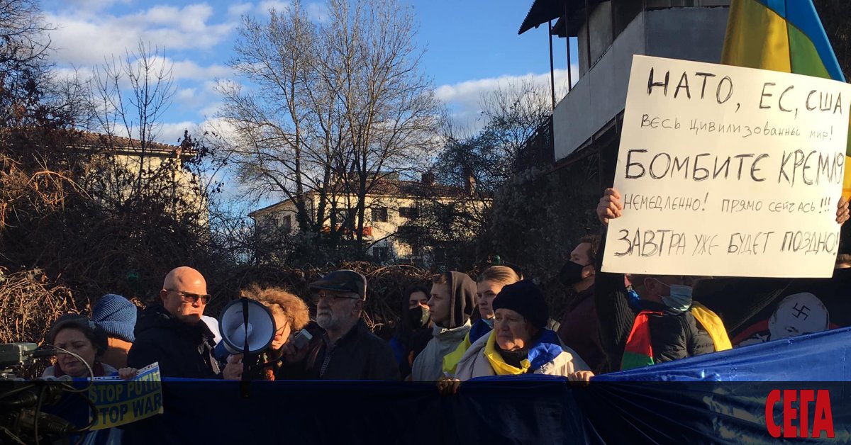 Няколко десетки души се включиха в мирни протести пред руското